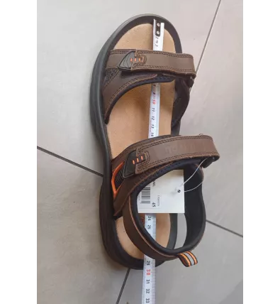 Sandales basses en cuir marron avec scratchs et semelle crantée